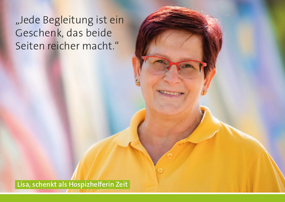 Frau mit kurzen roten Haaren und gelbem Poloshirt vor unscharfem Hintergrund, daneben der Text ‚Jede Begleitung ist ein Geschenk, das beide Seiten reicher macht.‘ und darunter grün hinterlegt ‚Lisa, schenkt als Hospizhelferin Zeit‘.
